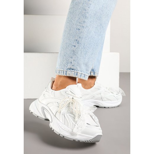 Białe Sneakersy Ozdobione Geometrycznym Motywem Kokardą i Koralikami Saralinae ze sklepu born2be.pl w kategorii Buty sportowe damskie - zdjęcie 178811053