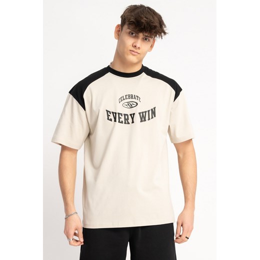 Kremowo-czarny t-shirt w stylu collage grafiką z przodu, rozmiar - 146, kolor - kremowy ze sklepu REPORTER w kategorii T-shirty chłopięce - zdjęcie 178813523