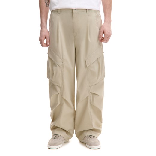 Cropp - Spodnie baggy z kieszeniami cargo - beżowy ze sklepu Cropp w kategorii Spodnie męskie - zdjęcie 178818644