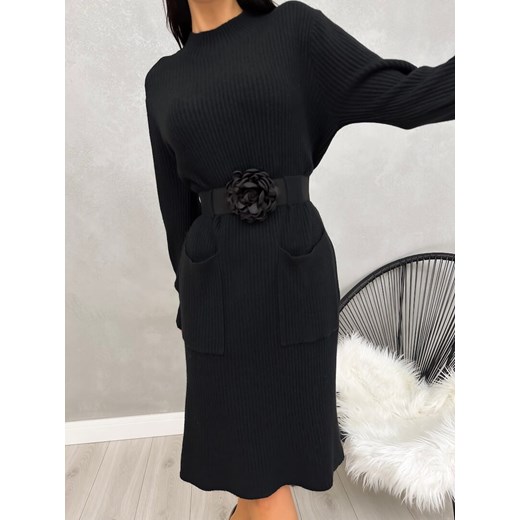 Sukienka Modnakiecka.pl czarna z paskiem z długim rękawem 