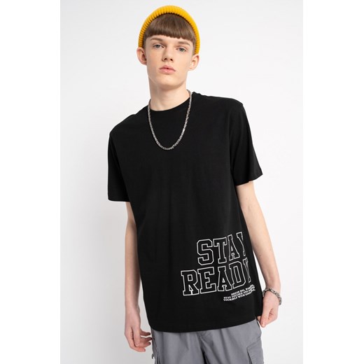 Czarny t-shirt z asymetryczną grafiką z przodu, rozmiar - 146, kolor - czarny ze sklepu REPORTER w kategorii T-shirty chłopięce - zdjęcie 178829332
