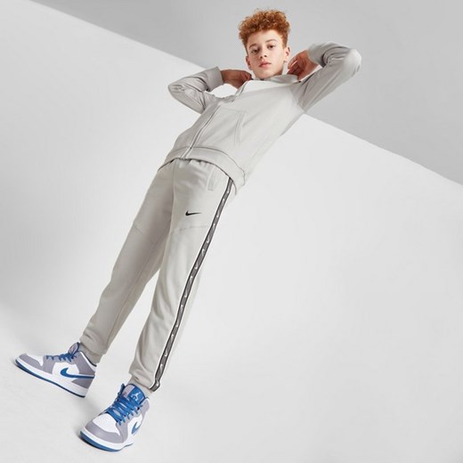 NIKE SPODNIE B NSW REPEAT SW PK JOGGER B ze sklepu JD Sports  w kategorii Spodnie chłopięce - zdjęcie 178850324