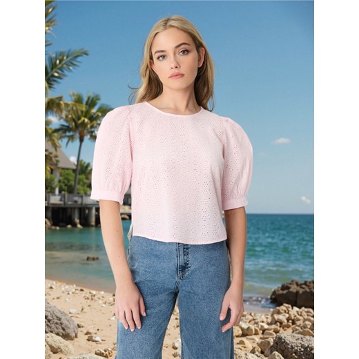 Sinsay - Ażurowa bluzka koszulowa z bufiastymi rękawami - różowy Sinsay XS Sinsay