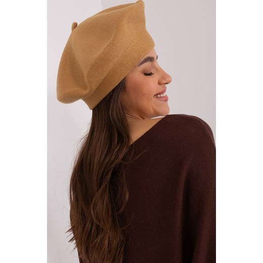 Camelowy beret damski AT-CZ-231305.85P, Kolor camel, Rozmiar uniwersalny, WOOL FASHION ITALIA ze sklepu Primodo w kategorii Czapki zimowe damskie - zdjęcie 178878844