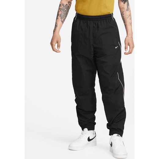 Męskie spodnie dresowe Nike Solo Swoosh - Czerń ze sklepu Nike poland w kategorii Spodnie męskie - zdjęcie 178911892
