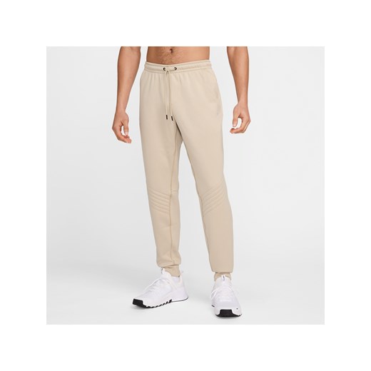 Męskie wodoodporne joggery do fitnessu na zimę Therma-FIT Nike Therma Sphere - Brązowy ze sklepu Nike poland w kategorii Spodnie męskie - zdjęcie 178911901