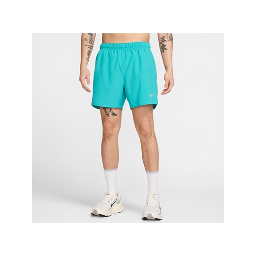 Męskie uniwersalne spodenki 2 w 1 Dri-FIT Nike Challenger 13 cm - Zieleń ze sklepu Nike poland w kategorii Spodenki męskie - zdjęcie 178911904