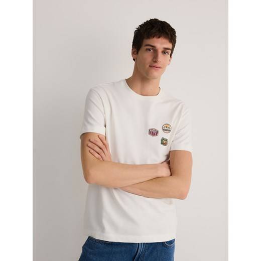 Reserved - T-shirt regular z aplikacją - złamana biel ze sklepu Reserved w kategorii T-shirty męskie - zdjęcie 178932362