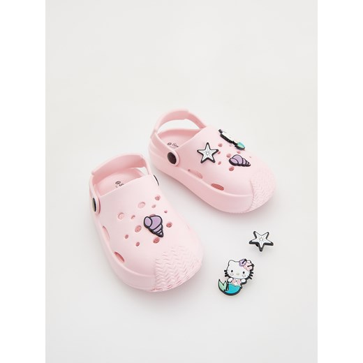 Reserved - Gumowe sandały z przypinkami Hello Kitty - pastelowy róż Reserved 22/23 Reserved