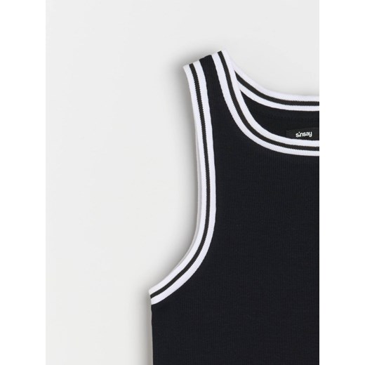Sinsay - Prążkowany top z kontrastową lamówką - czarny Sinsay XL Sinsay