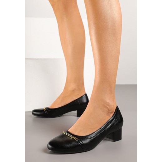 Czarne Czółenka na Obcasie ze Skórzaną Wkładką i Metaliczną Aplikacją Neolarisa ze sklepu born2be.pl w kategorii Czółenka - zdjęcie 178955553
