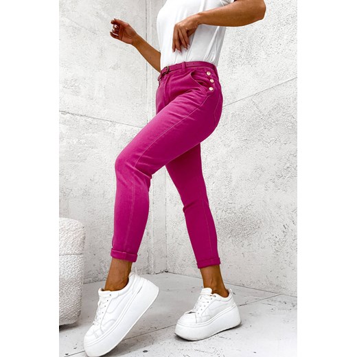 SPODNIE JENASOWE MOM FIT Z GUZIKAMI NA KIESZENI + PASEK- RÓŻOWE ze sklepu olika.com.pl w kategorii Jeansy damskie - zdjęcie 178957932