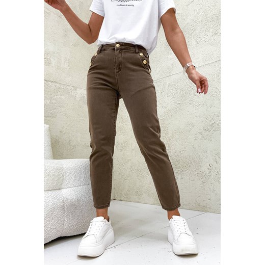 SPODNIE MOM FIT Z OZDOBNYMI GUZIKAMI NA KIESZENIACH - CIEMNY BRĄZ ze sklepu olika.com.pl w kategorii Jeansy damskie - zdjęcie 178960453