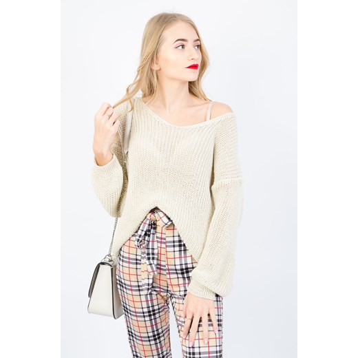AKRYLOWY SWETER OVERSIZE Z DEKOLTEM W SEREK- BEŻOWY ze sklepu olika.com.pl w kategorii Swetry damskie - zdjęcie 178961572