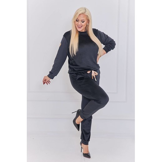 CZARNY KOMPLET DRESOWY WELUROWY Z OZDOBNĄ NASZYWKĄ- PLUS SIZE ze sklepu olika.com.pl w kategorii Dresy damskie - zdjęcie 178962363