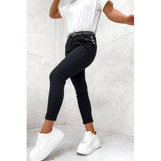 SPODNIE JENASOWE MOM FIT Z GUZIKAMI NA KIESZENI + PASEK- CZARNE ze sklepu olika.com.pl w kategorii Jeansy damskie - zdjęcie 178964081