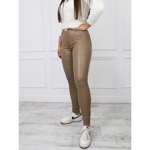 Brązowe spodnie z imitacji skóry plus size ze sklepu olika.com.pl w kategorii Spodnie damskie - zdjęcie 178964713