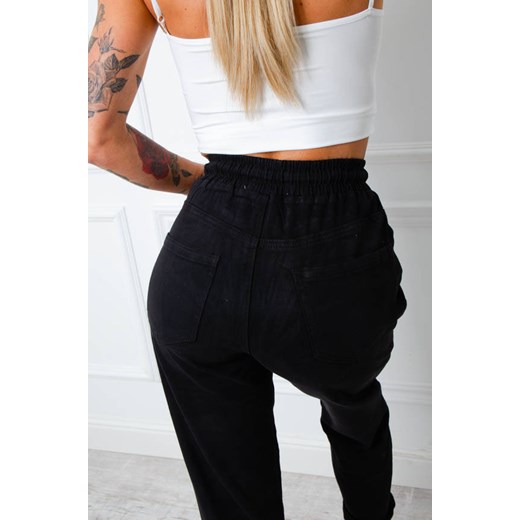 SPODNIE JEANSOWE MOM FIT Z GUMĄ I SZNURKAMI W PASIE- CZARNE ze sklepu olika.com.pl w kategorii Jeansy damskie - zdjęcie 178965324