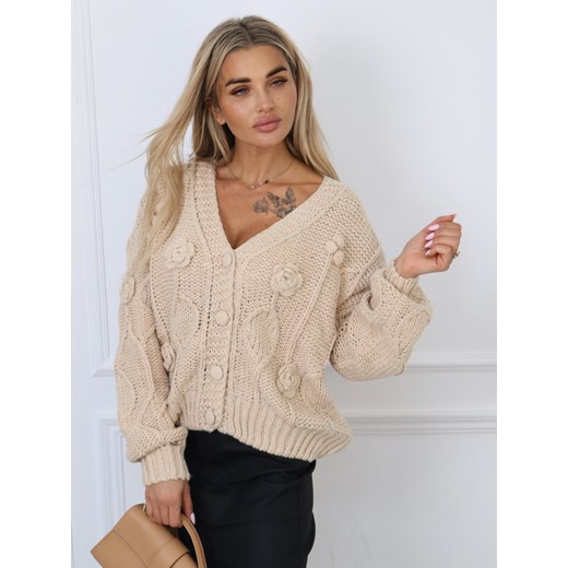 SWETER ROZPINANY Z OZDOBYMI NASZYWANYMI KWIATAMI-BRĄZOWY ze sklepu olika.com.pl w kategorii Swetry damskie - zdjęcie 178966772