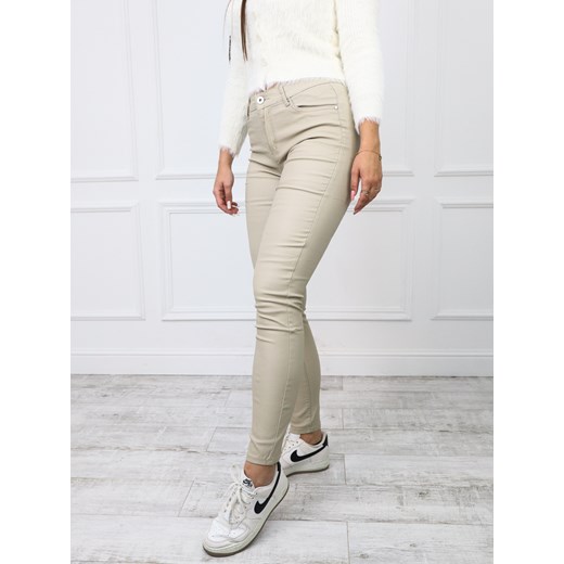 Beżowe spodnie z imitacji skóry plus size ze sklepu olika.com.pl w kategorii Spodnie damskie - zdjęcie 178968432