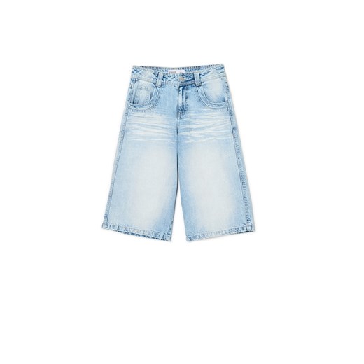 Cropp - Jeansowe szorty bermudy z efektem sprania - niebieski ze sklepu Cropp w kategorii Szorty - zdjęcie 178979224
