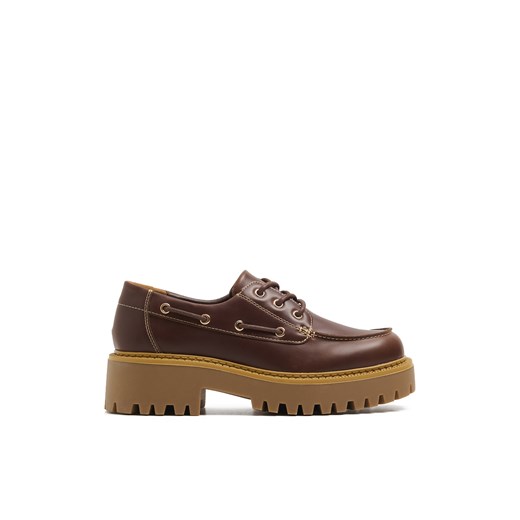 Cropp - Brązowe loafersy z imitacji skóry - brązowy ze sklepu Cropp w kategorii Półbuty damskie - zdjęcie 178979350