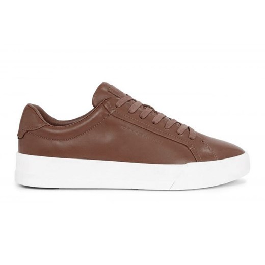 Buty Tommy Hilfiger Court Best Cognac FM0FM05136GVI brązowe ze sklepu ButyModne.pl w kategorii Trampki męskie - zdjęcie 179005400