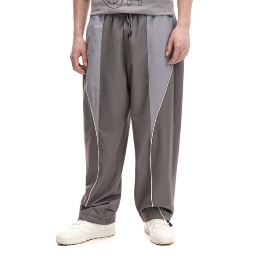 Cropp - Szare spodnie z tkaniny technicznej - szary ze sklepu Cropp w kategorii Spodnie męskie - zdjęcie 179010884