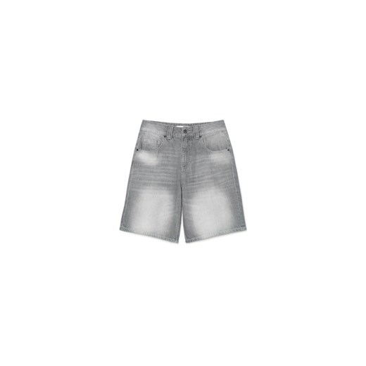 Cropp - Szare jeansowe szorty z efektem sprania - szary ze sklepu Cropp w kategorii Szorty - zdjęcie 179026870