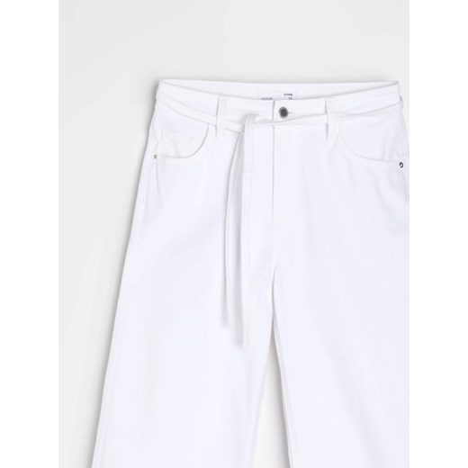 Sinsay - Jeansy super baggy z paskiem - biały Sinsay 36 Sinsay