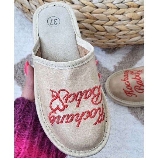 Beżowe skórzane kapcie na Dzień Babci /B5-1 10537 S155/ ze sklepu Pantofelek24.pl w kategorii Kapcie damskie - zdjęcie 179055314