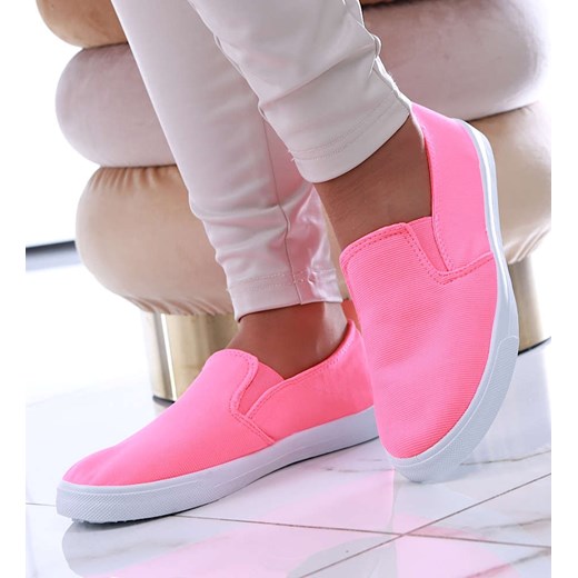 Wsuwane fuksjowe trampki slip on /E8-2 13608 S171/ ze sklepu Pantofelek24.pl w kategorii Trampki damskie - zdjęcie 179056094