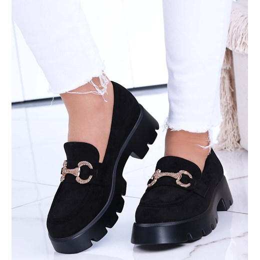 Wsuwane czarne loafersy damskie z łańcuszkiem /E9-2 14639 T620/ ze sklepu Pantofelek24.pl w kategorii Półbuty damskie - zdjęcie 179056651