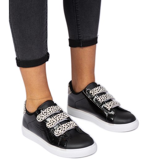 Czarne sneakersy o zwierzęcym wykończeniu na rzepy ze sklepu ButyModne.pl w kategorii Buty sportowe damskie - zdjęcie 179067520