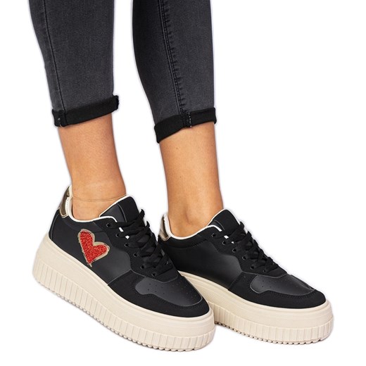 Czarne sneakersy damskie z brokatowym serduszkiem ze sklepu ButyModne.pl w kategorii Buty sportowe damskie - zdjęcie 179067522