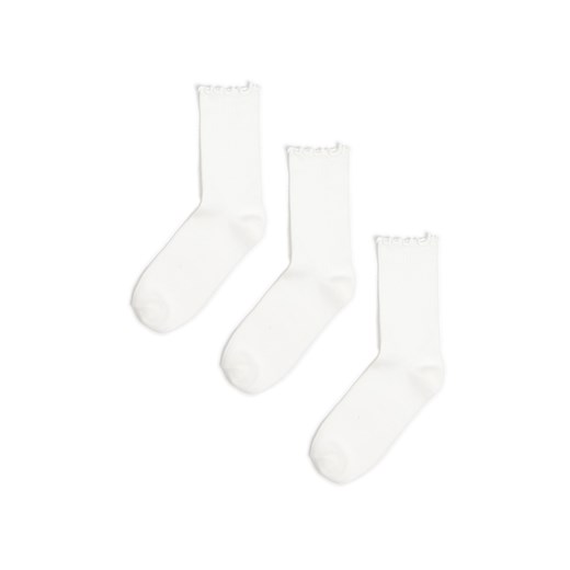 Cropp - 3 pack białych skarpet z falbaną - biały ze sklepu Cropp w kategorii Skarpetki damskie - zdjęcie 179078003