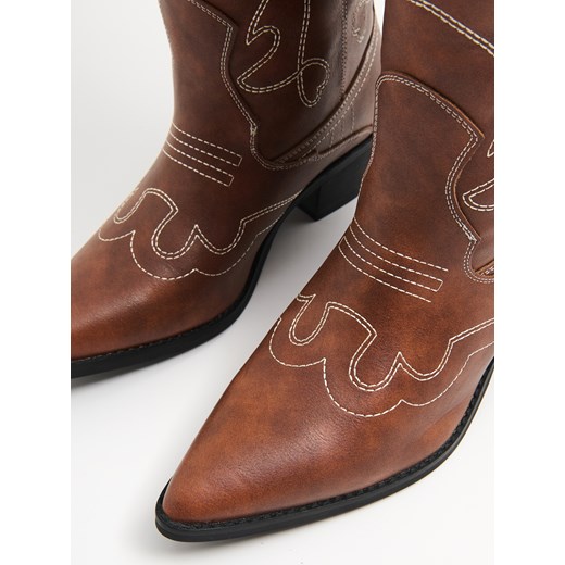 Cropp - Brązowe botki kowbojki na obcasie - brązowy Cropp 40 Cropp