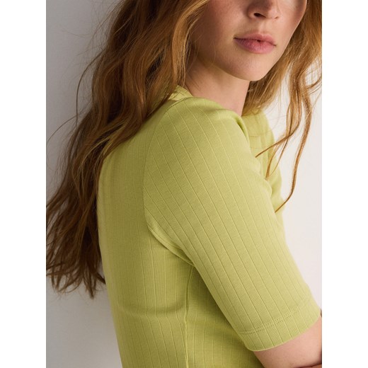Reserved - Prążkowany t-shirt z bawełnianej dzianiny - zielony - id: 5406V-71X - marki Reserved - 179097324 Reserved - Prążkowany t-shirt z bawełnianej dzianiny - zielony ze sklepu Reserved w kategorii Bluzki damskie - zdjęcie 179097324