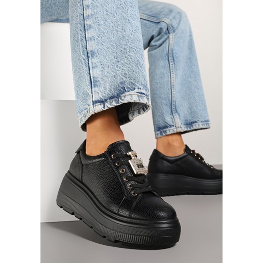 Czarne Skórzane Sneakersy na Grubej Podeszwie z Metaliczną Ozdobą Falenna ze sklepu born2be.pl w kategorii Buty sportowe damskie - zdjęcie 179101963