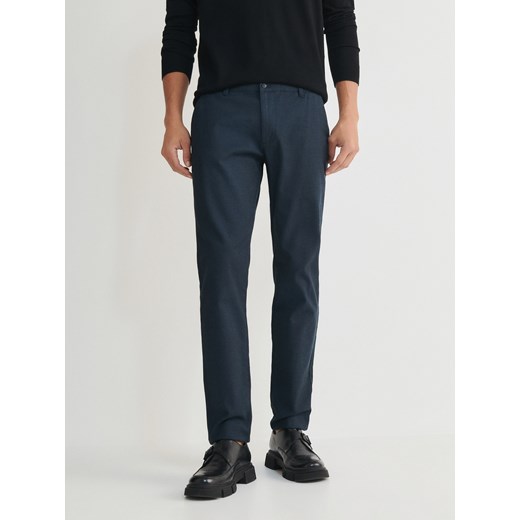 Reserved - Spodnie chino slim fit - granatowy ze sklepu Reserved w kategorii Spodnie męskie - zdjęcie 179106034