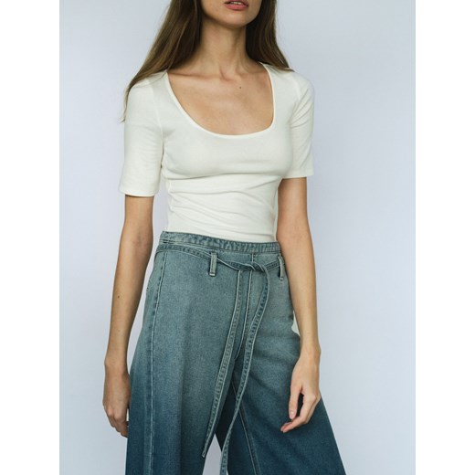 Reserved - T-shirt slim fit z wiskozą - złamana biel Reserved XS wyprzedaż Reserved