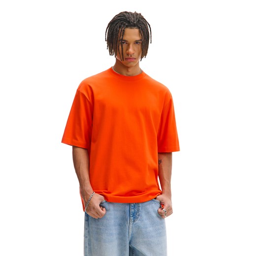Cropp - Basicowa pomarańczowa koszulka comfort - pomarańczowy ze sklepu Cropp w kategorii T-shirty męskie - zdjęcie 179121641