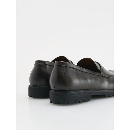 Reserved - Loafersy z imitacji skóry - ciemnobrązowy Reserved 45 Reserved