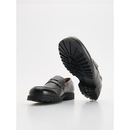 Reserved - Loafersy z imitacji skóry - ciemnobrązowy Reserved 43 Reserved