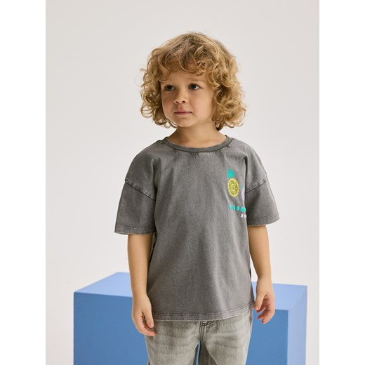 Reserved - Bawełniany t-shirt z nadrukiem - ciemnoszary ze sklepu Reserved w kategorii T-shirty chłopięce - zdjęcie 179138760