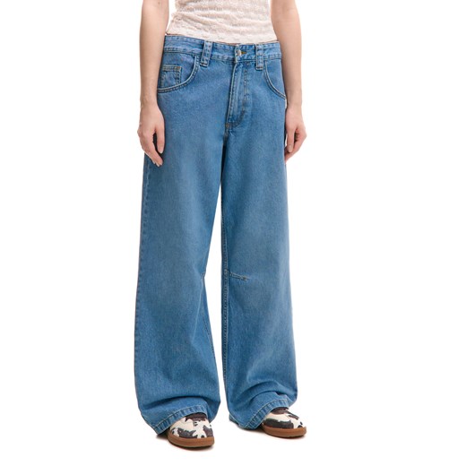 Cropp - Niebieskie jeansy baggy - niebieski ze sklepu Cropp w kategorii Jeansy damskie - zdjęcie 179159004