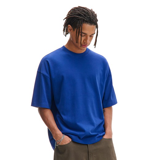 Cropp - Niebieski basicowy T-shirt o kroju boxy - niebieski ze sklepu Cropp w kategorii T-shirty męskie - zdjęcie 179179834