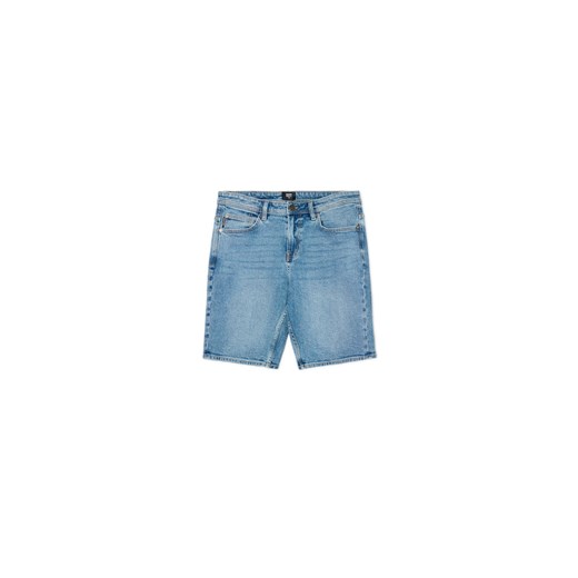 Cropp - Jeansowe szorty regular z efektem sprania - niebieski ze sklepu Cropp w kategorii Spodenki męskie - zdjęcie 179179974