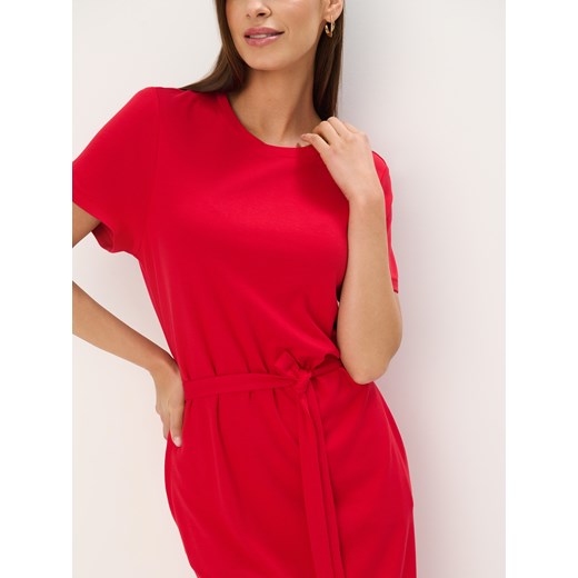 Sukienka czerwona Mohito prosta wiosenna midi z krótkim rękawem z okrągłym dekoltem 