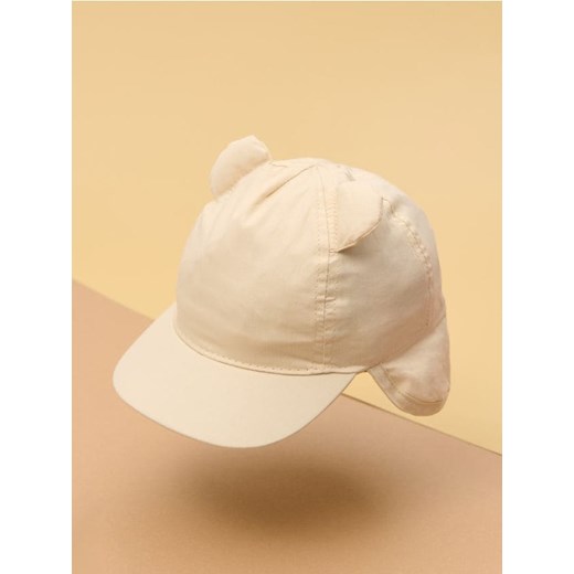 Sinsay - Czapka z daszkiem z elementami 3d - kremowy Sinsay 6-9 miesięcy Sinsay